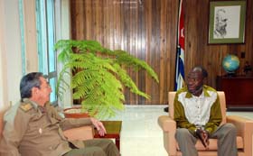 Ministro de Defensa de Angola se reune con el presidente cubano Raúl Castro